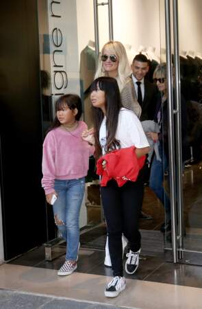 Laeticia Hallyday et ses filles Jade et Joy vont faire leurs courses à boutique Montaigne Market