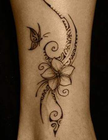 Un tatouage polynésien sur l'avant bras