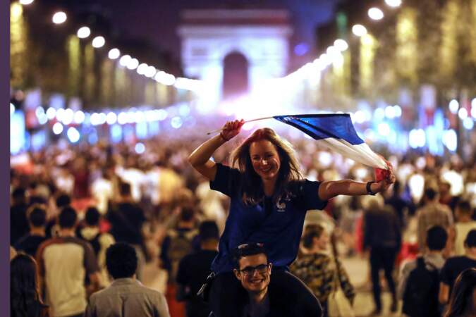 Les Champs-Elysées après la victoire