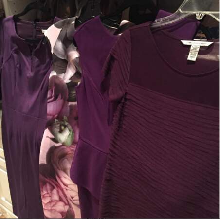 Une animatrice télé hésite entre deux robes... violettes