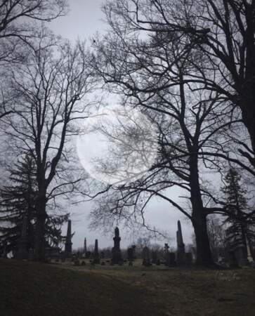 Un cimetière dans la pénombre 