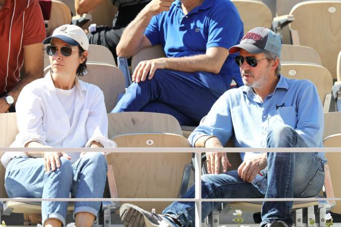 Géraldine Pailhas et son conjoint Christopher Thompson dans les tribunes de Roland-Garros.