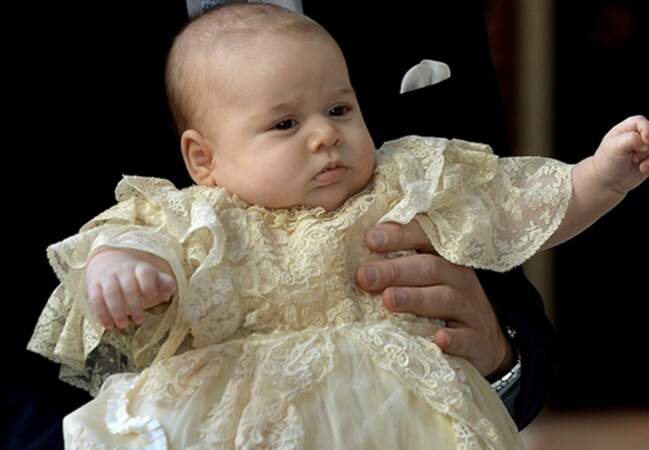 Bébé George n'a pas l'air à son aise dans sa robe victorienne