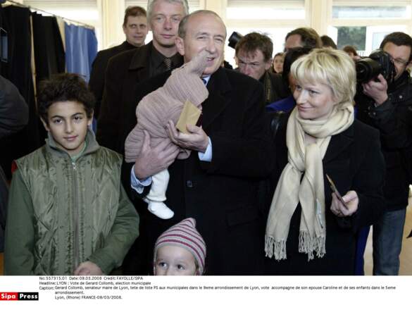 Vote de Gérard Collomb, accompagné de sa femme Caroline et des leurs enfants 