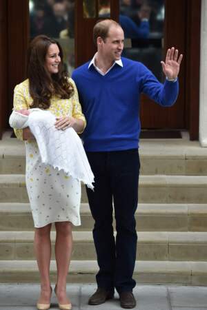 Kate Middleton et le prince William avec la princesse Charlotte à l'hôpital St Mary de Londres, le 2 mai 2015