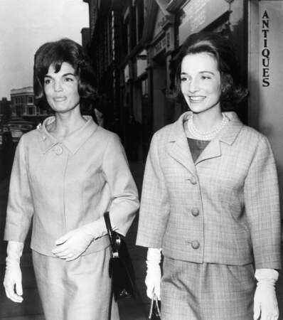 Jacqueline Kennedy et sa soeur Caroline Lee Radziwill dans les rues de Londres en 1961.