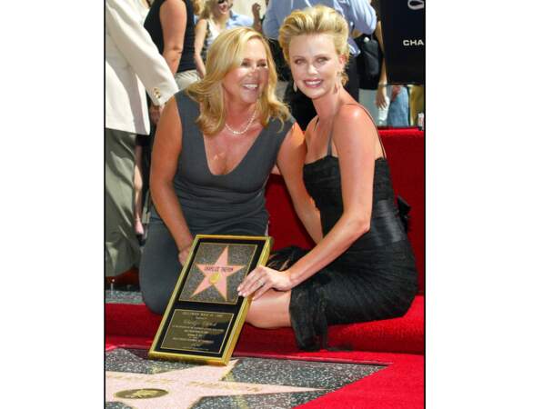 La même année, elle reçoit son étoile sur le Hollywood Walk Of Fame et pose avec sa mère