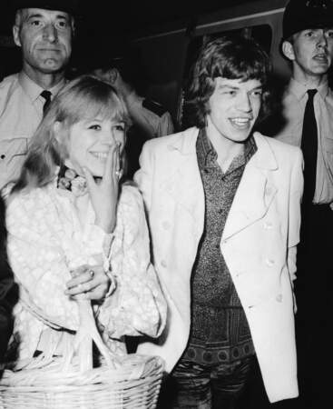 Mick Jagger et Marianne Faithfull à la gare de Euston à Londres le 25 août 1967.