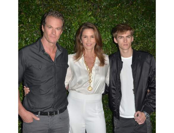 Pour le diner caritatif de Chanel, elle est entourée de son époux et de son fils 
