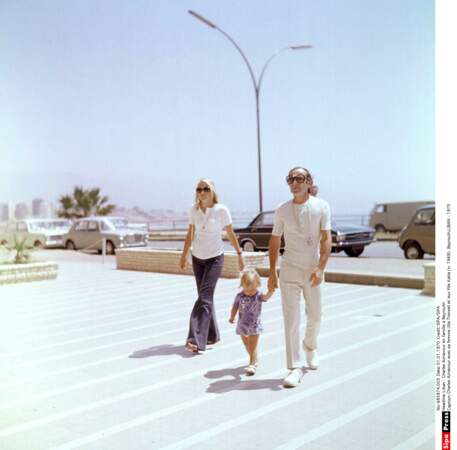 Charles Aznavour avec sa femme Ulla Thorsell et leur fille Katia, à Beyrouth, au Liban, en 1972.