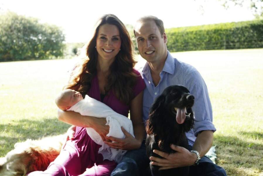 Première photo officielle du prince George, avec ses parents Kate et William (août 2013)