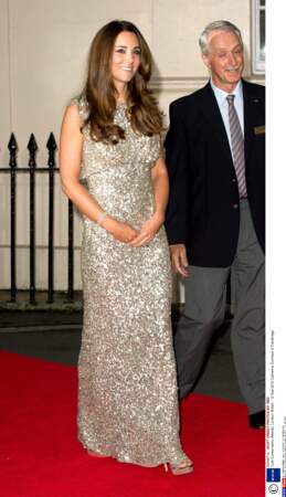 Tout comme Kate Middleton illumine le tapis rouge en robe à sequins