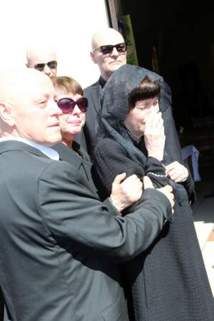 Mireille Mathieu très émue lors de l'enterrement de celle dont elle était inséparable 
