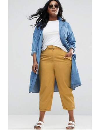 Pantalon grande taille femme : le modèle coloré mixé à des basiques