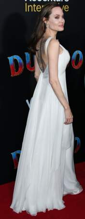 Angelina Jolie en robe Atelier Versace à l'avant première mondiale du film Dumbo, le 11 mars