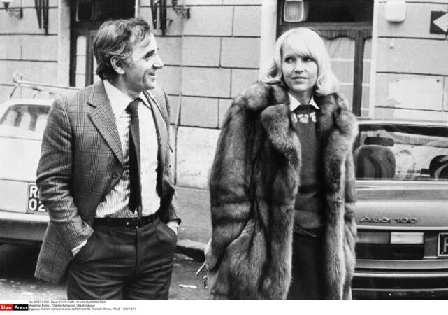 Charles Aznavour avec sa femme Ulla Thorsell, à Rome, en mars 1981.
