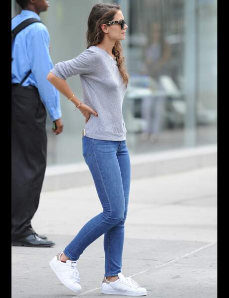Katie Holmes et ses sneakers blanches
