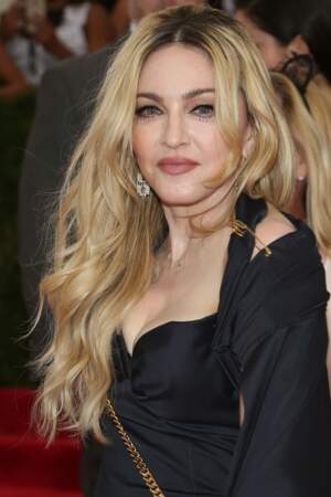 En vrai Madonna n'est pas vraiment blonde (les racines qui repoussent vous donne un indice)
