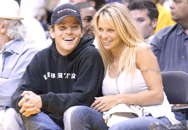 Tout juste séparé du chanteur Kid Rock, Pamela Anderson tombe amoureuse de Stephen Dorff en 2004.