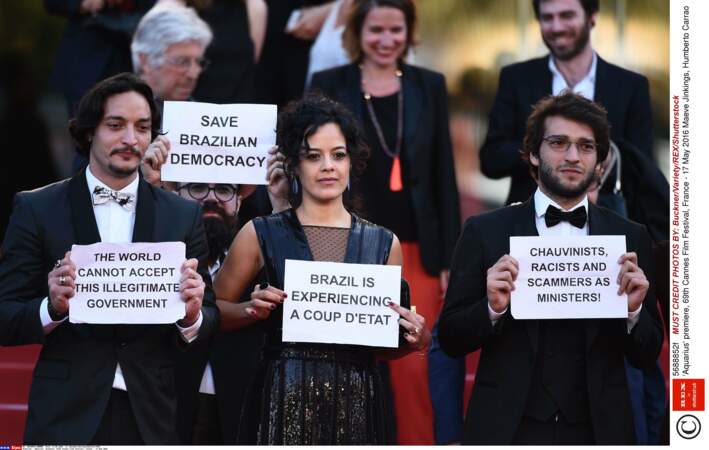 De la politique sur le tapis rouge : l'équipe d'Aquarius a protesté contre l'éviction de Dilma Roussef au Brésil