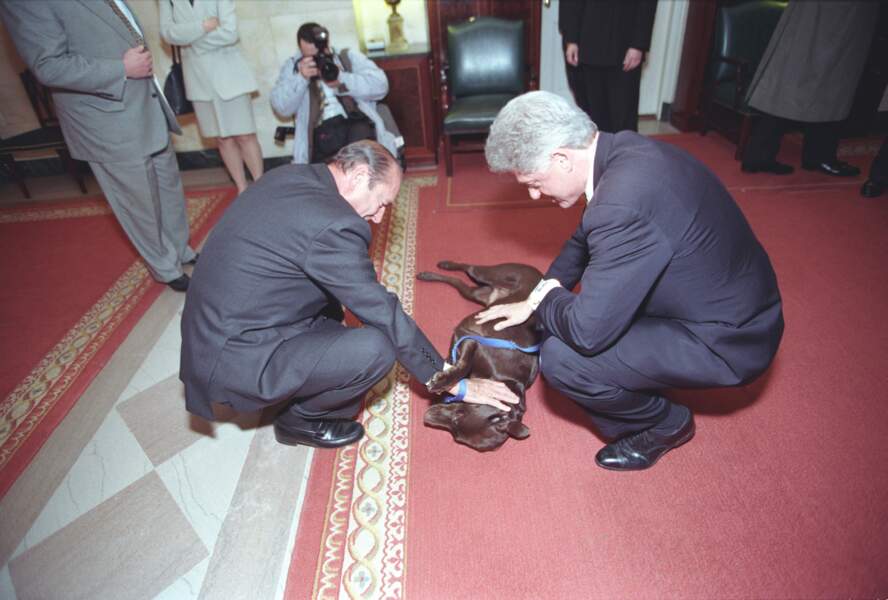 Jacques Chirac et Bill Clinton jouant avec le labrador Buddy