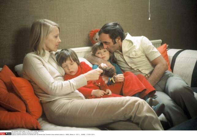 Charles Aznavour avec sa femme Ulla Thorsell, leur fille Katia et leur fils Misha, en Suisse, le 17 mai 1974.