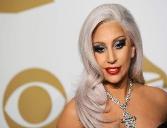 Lors de la 57ème cérémonie des Grammy Awards, le brushing est simple, l'accent est mis sur le maquillage