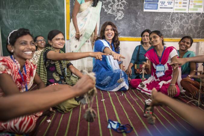 ...l'actrice Priyanka Chopra avec de jeunes femmes indiennes...