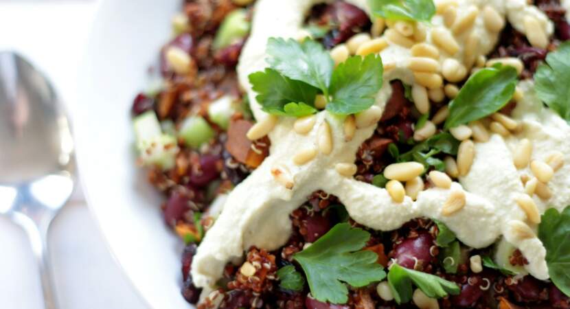 Salade de quinoa rouge aux haricots, sauce crémeuse au tahiné
