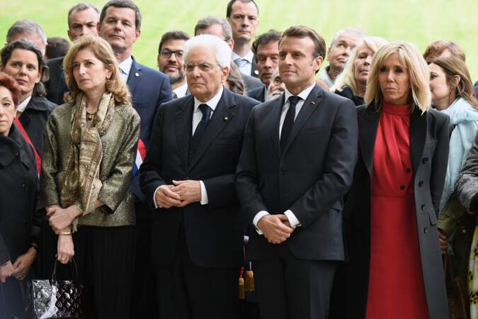 Brigitte Macron très chic : après la robe bleue voici sa version rouge glamour !