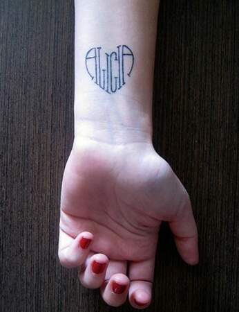 Un tatouage prénom en forme de coeur 