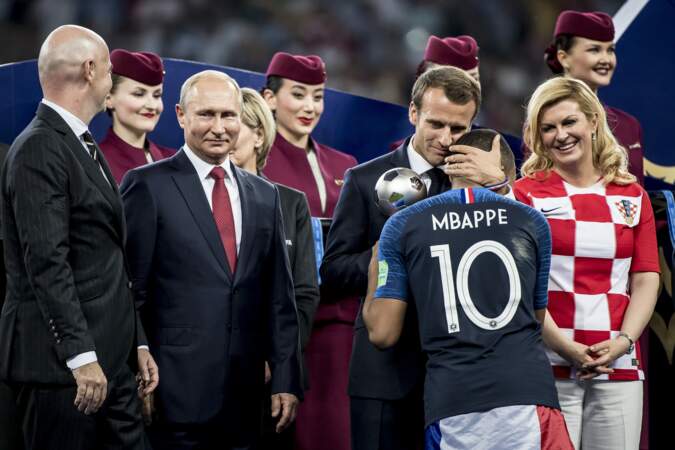 Emmanuel Macron avait ensuite saluer toute l'équipe de France sur la pelouse au moment de la remise du trophée.
