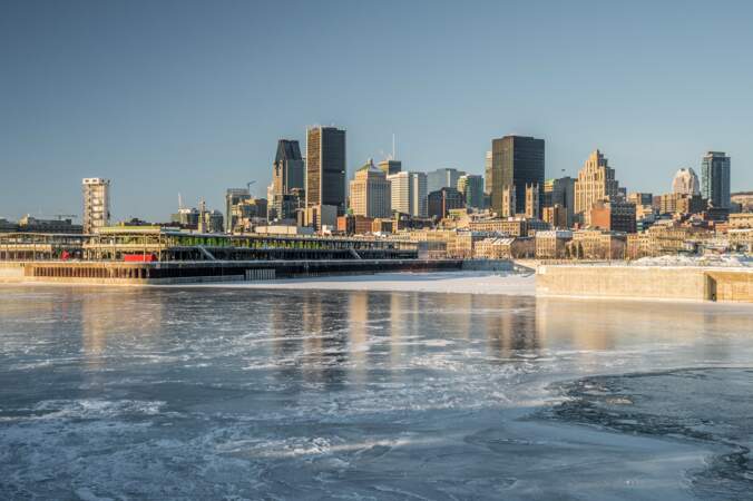 Montréal en hiver, avec le fleuve St-Laurent gelé