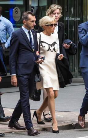 Brigitte Macron, en robe beige, le 10 septembre dans les rues de New York