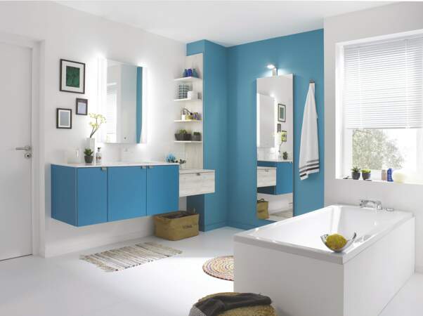 Salle de bains bleue