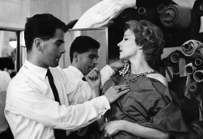 Karl Lagerfeld, styliste chez Jean Patou, faisant des essayages sur un mannequin, à Paris, en 1958.