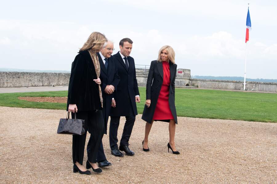 Brigitte Macron très chic : après la robe bleue voici sa version rouge glamour !
