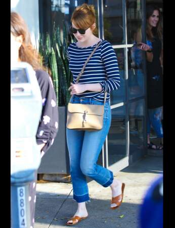 Emma Stone et son jean à revers contrasté