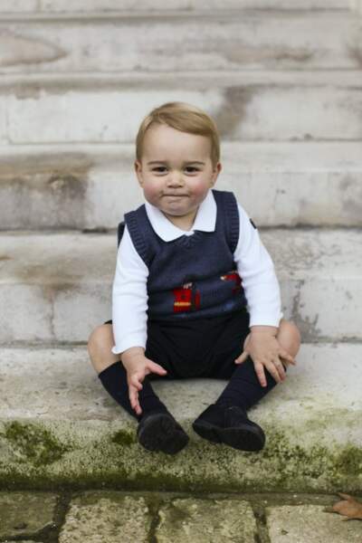 Prince George pose dans la cour de Kensington Palace (novembre 2014)