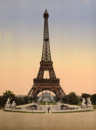 La tour Eiffel vue du Champs de Mars