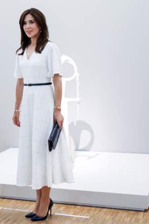 La princesse Mary de Danemark ultra-chic en robe blanche