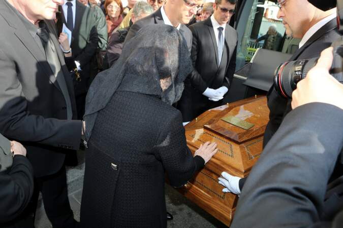 Mireille Mathieu caresse le cercueil dans lequel repose sa maman, Marcelle-Sophie Mathieu