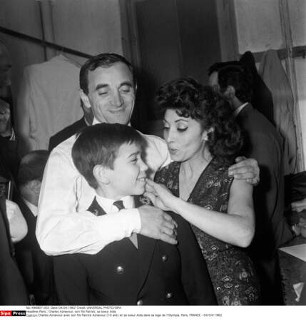 A Paris, Charles Aznavour avec son fils Patrick et sa soeur Aïda dans sa loge à l'Olympia en 1962.