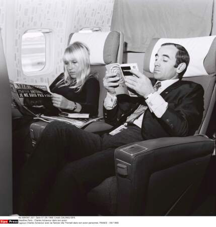 Charles Aznavour avec sa fiancée Ulla Thorsell dans son avion personnel, en septembre 1966.
