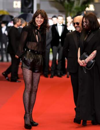 Cannes : Charlotte Gainsbourg, 47 ans, en short et top transparent