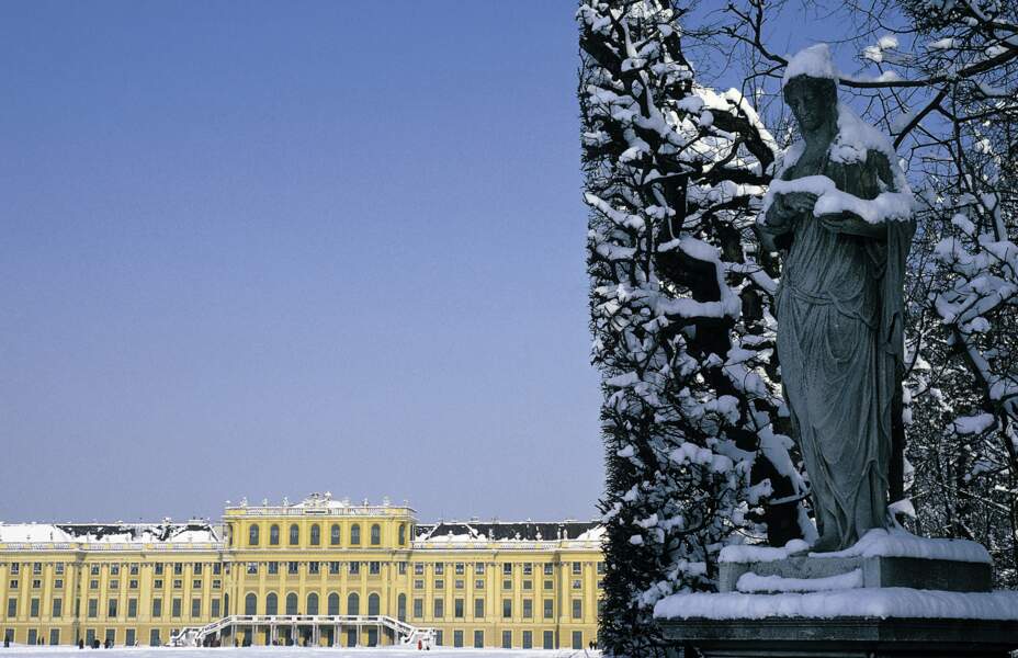 Château de  Schönbrunn et son parc sous la neige
