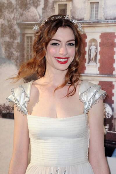 Le bandeau à fleurs d'Anne Hathaway