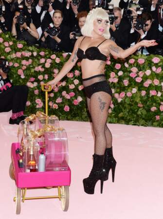Lady Gaga fait strip-tease au MET Gala 2019