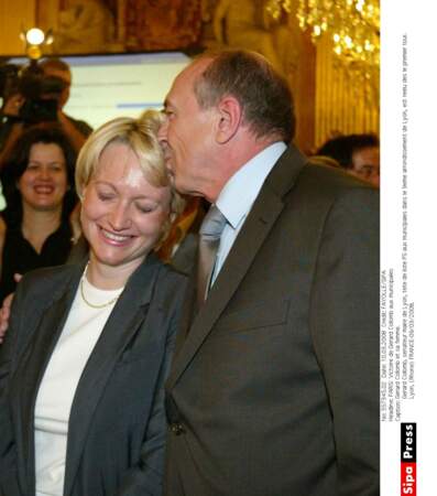 Gérard Collomb remercie sa femme, Caroline, lors de sa victoire en 2008 aux municipales