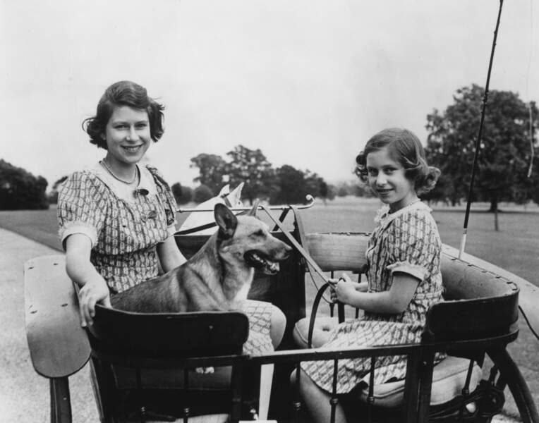 La princesse Elizabeth et sa soeur cadette, la princesse Margaret, dans une calèche à Windsor, le 4 juillet 1940.